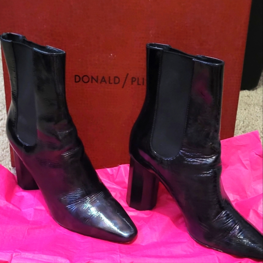 Donald J. Pliner Laila 2-26 Black Heeled Boots Classic Design Sz 8.5